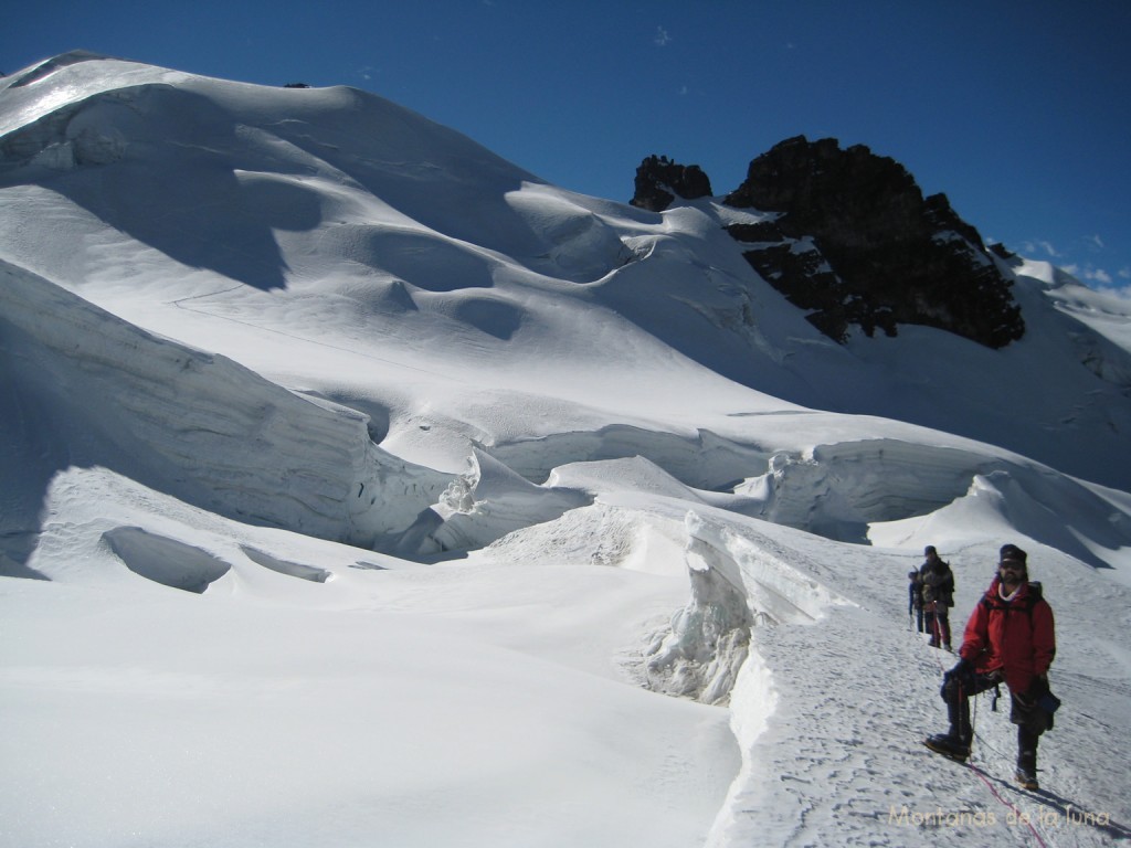 Subiendo por el Glaciar del Tarija, grietas y a la derecha Jesús